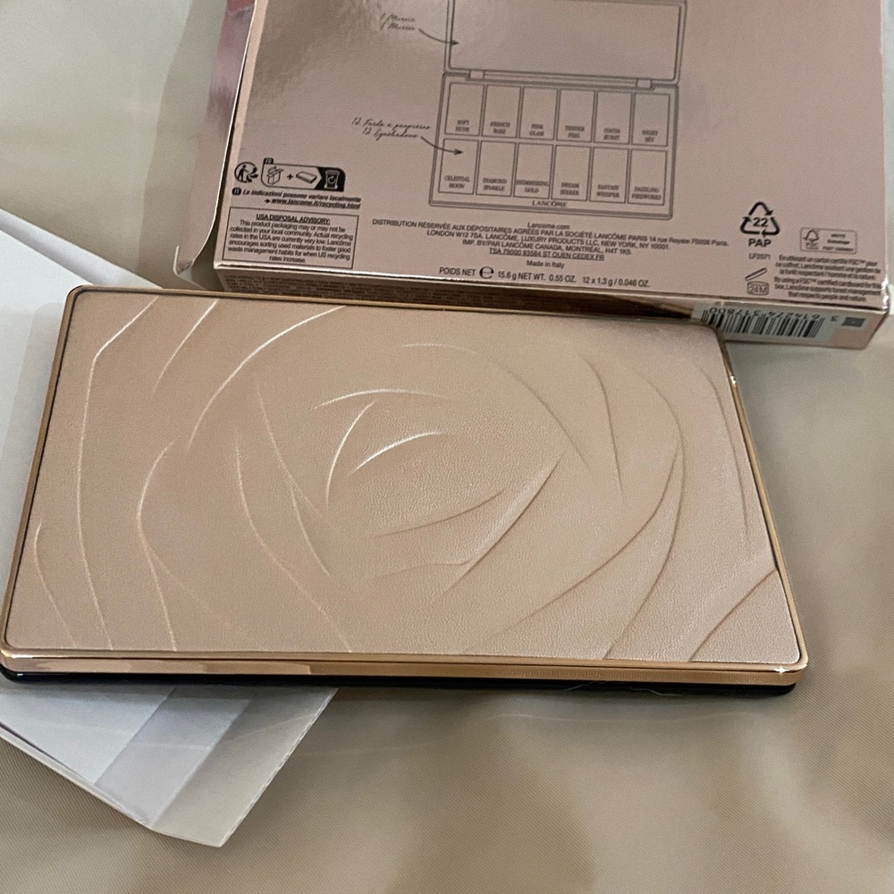 Lancôme eyeshadow palette matte, satin, frosted and glittery finish. - Picture 6 of 8